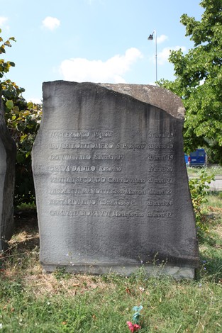 Monumento commemorativo in pietra dedicato alle vittime dell'eccidio di Pratomaggiore.
