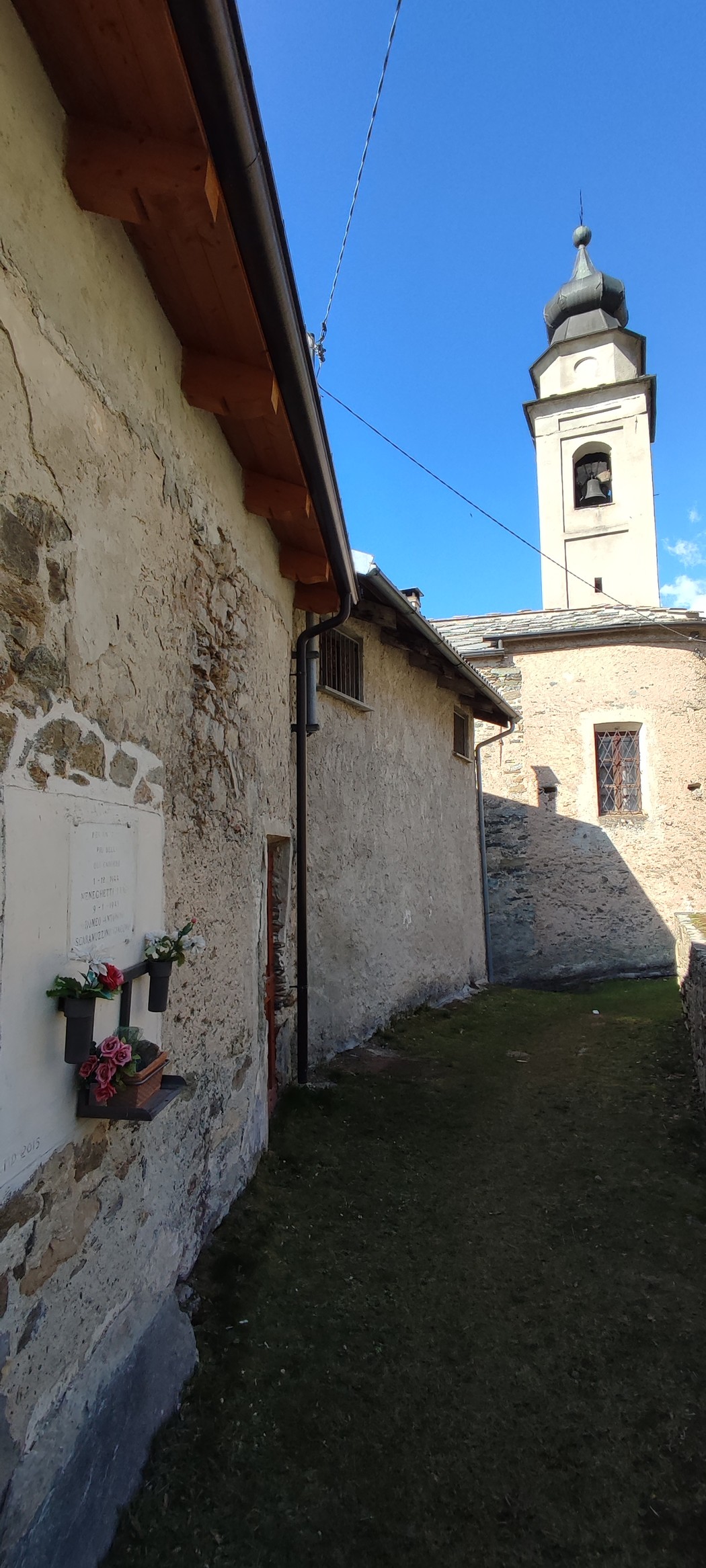 Lapide commemorativa dedicata a Meneghetti, Romeo e Scaramuzzino in un contesto storico e architettonico suggestivo.