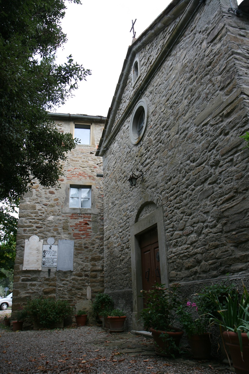 Lapide di Valecchie, monumento storico con architettura in pietra e dettagli del paesaggio circostante.