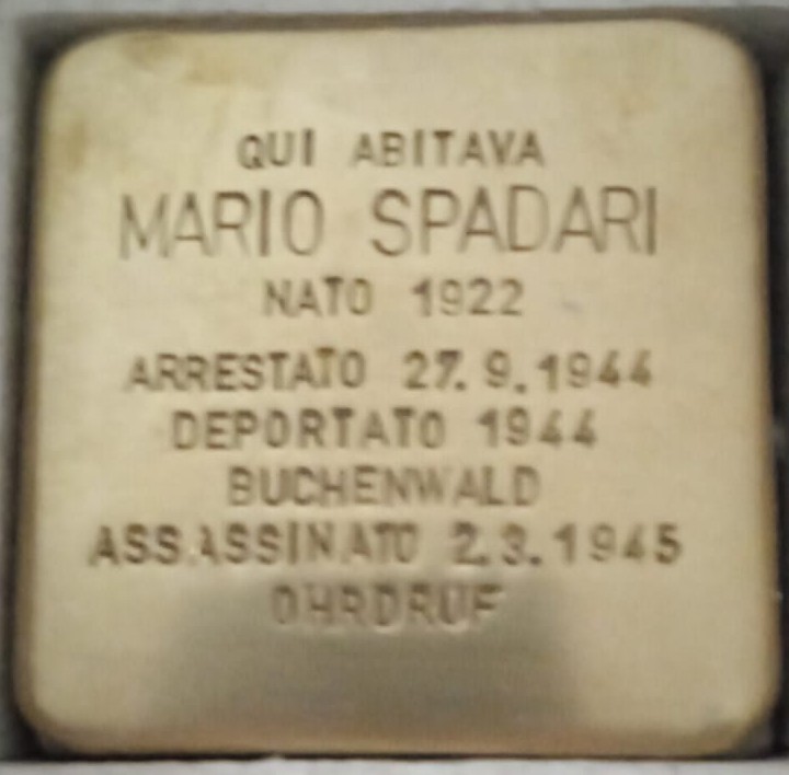 Pietra d'inciampo dedicata a Mario Spadari, commemorazione della sua tragica storia durante la Seconda Guerra Mondiale.