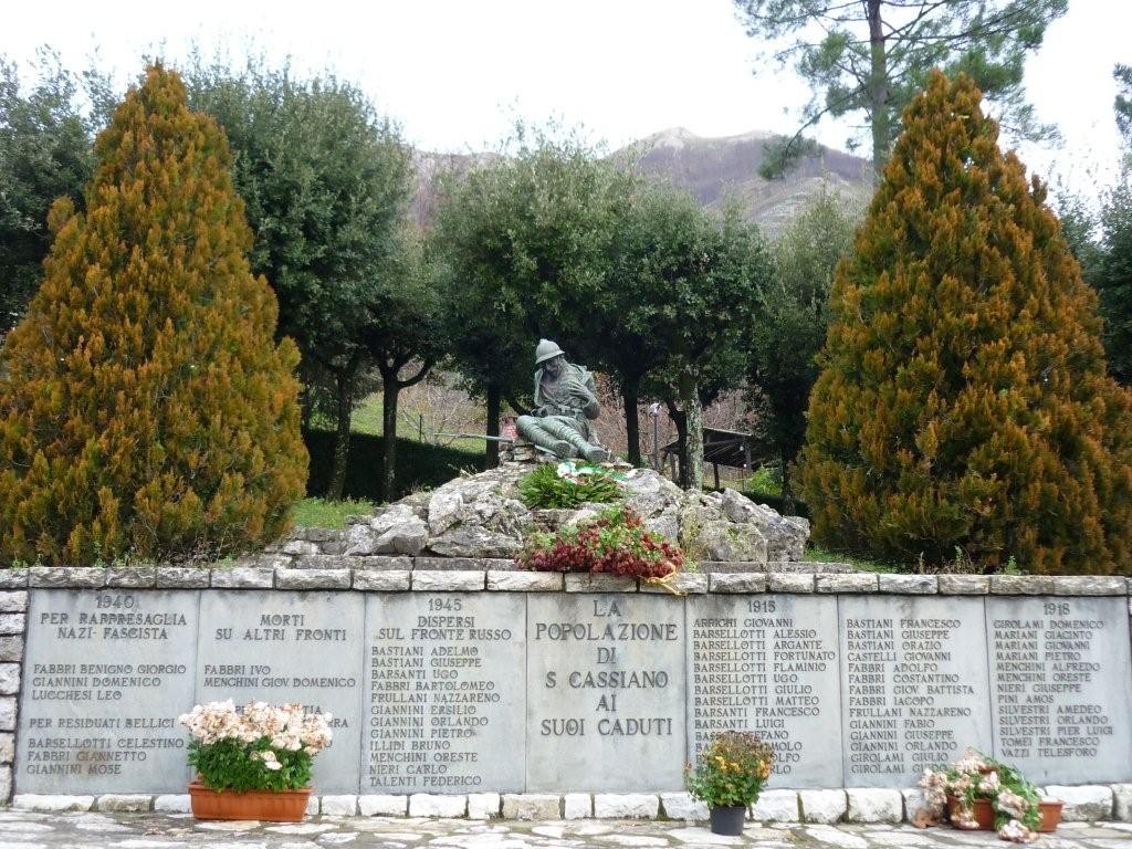 Monumento ai caduti di San Cassiano, in memoria dei militari e civili persi nelle guerre.