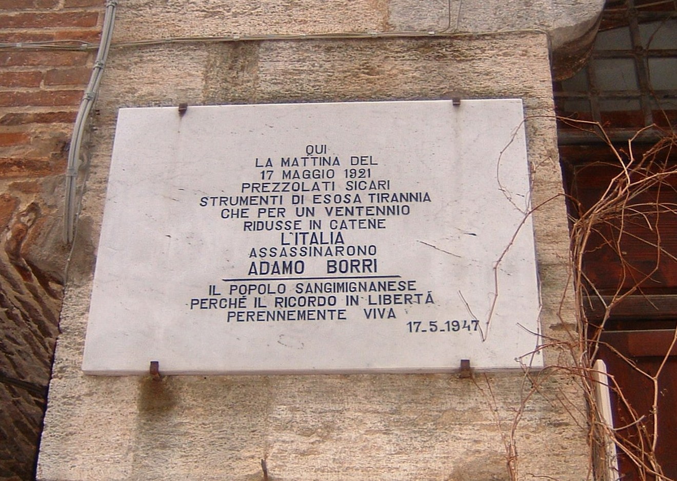 Lapide commemorativa che ricorda l'assassinio di Adamo Borri avvenuto il 17 maggio 1921 a Sangiovannese.