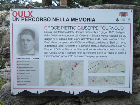 La Croce a Tournoud ricorda Pietro Giuseppе Tournoud, eroe locale della Seconda Guerra Mondiale, con immagini e informazioni commemorative.