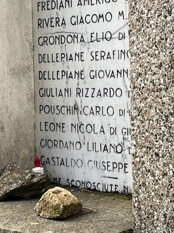 Sacrario ai Martiri di Passo Mezzano, commemorazione con nomi incisi su una parete di pietra.