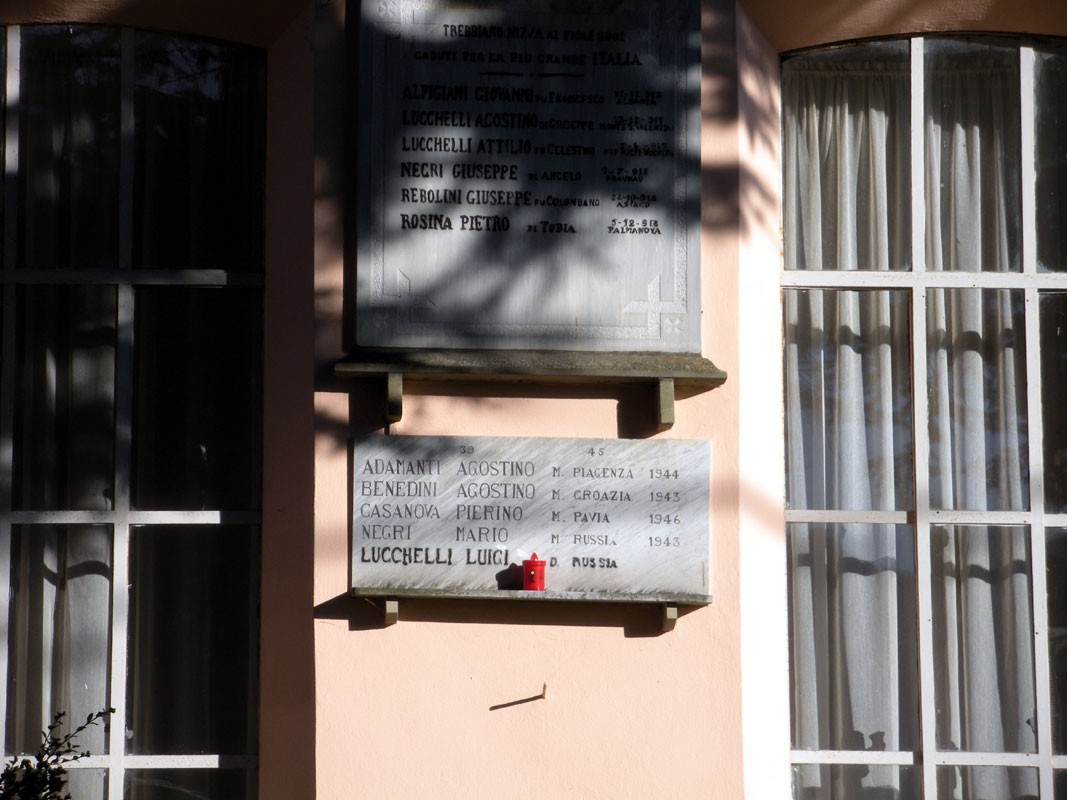Lapide commemorativa in memoria dei caduti di Trebbiano, con nomi e date di dedizione.