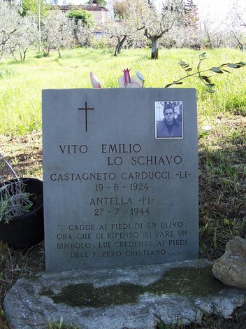 Cippo commemorativo dedicato a Vito Emilio Lo Schiavo, con foto e iscrizione, situato ad Antella (FI).