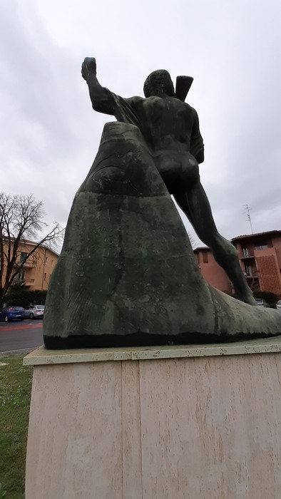 Monumento al Partigiano, dedica alla resistenza e alla lotta per la libertà. Statua che simboleggia la speranza e il coraggio.