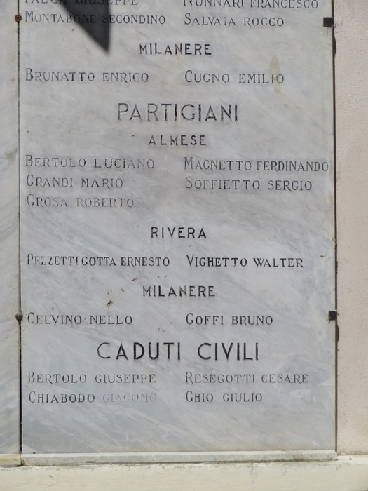 Lapide commemorativa ai caduti di Almese, con nomi di partigiani e civili onorati.