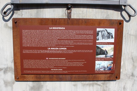 Pannello informativo sulla Resistenza e la Malga Lunga lungo la Strada della battaglia di Fonteno.