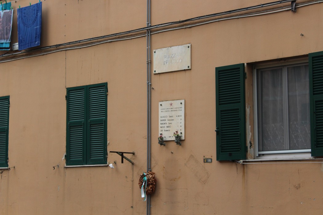 Lapide commemorativa per i caduti per la Libertà a Ponte Carrega, con dettagli architettonici circostanti.