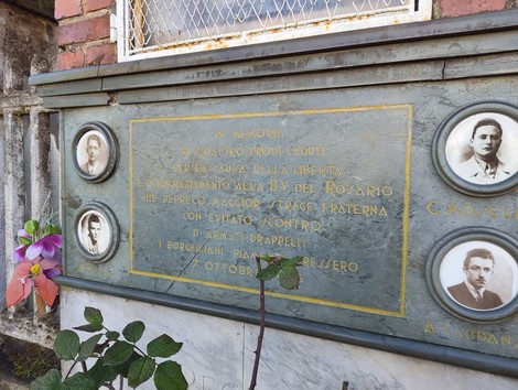 Lapide commemorativa con foto e iscrizioni in memoria di caduti per la libertà a Villata.