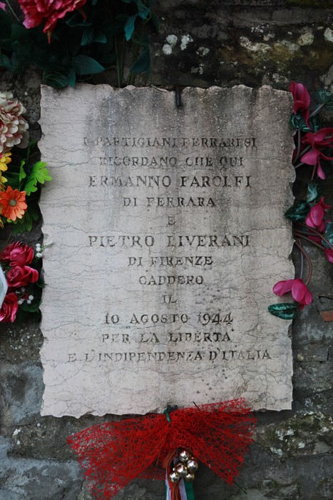 Lapide commemorativa dedicata a Erminio Farolfi e Pietro Liverani, caduti per la libertà e l'indipendenza d'Italia.