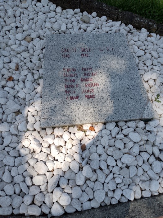 Monumento ai caduti per la Libertà, costituito da una pietra sopra un letto di piccoli ciottoli bianchi.