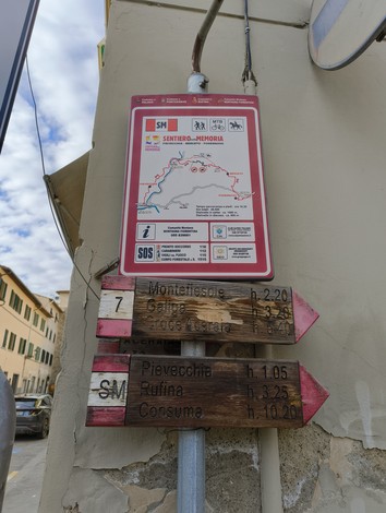 Cartello informativo del "Sentiero della Memoria" con indicazioni per diverse località in zona Berceto.