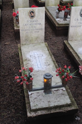 Tombe perpetue decorate con fiori e lumini, in memoria dei caduti per la Libertà.