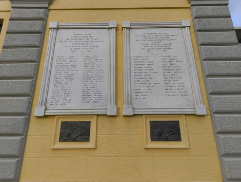 Lapidi commemorative dedicate ai caduti dei cantieri Orlando, in onore dei lavoratori perduti.