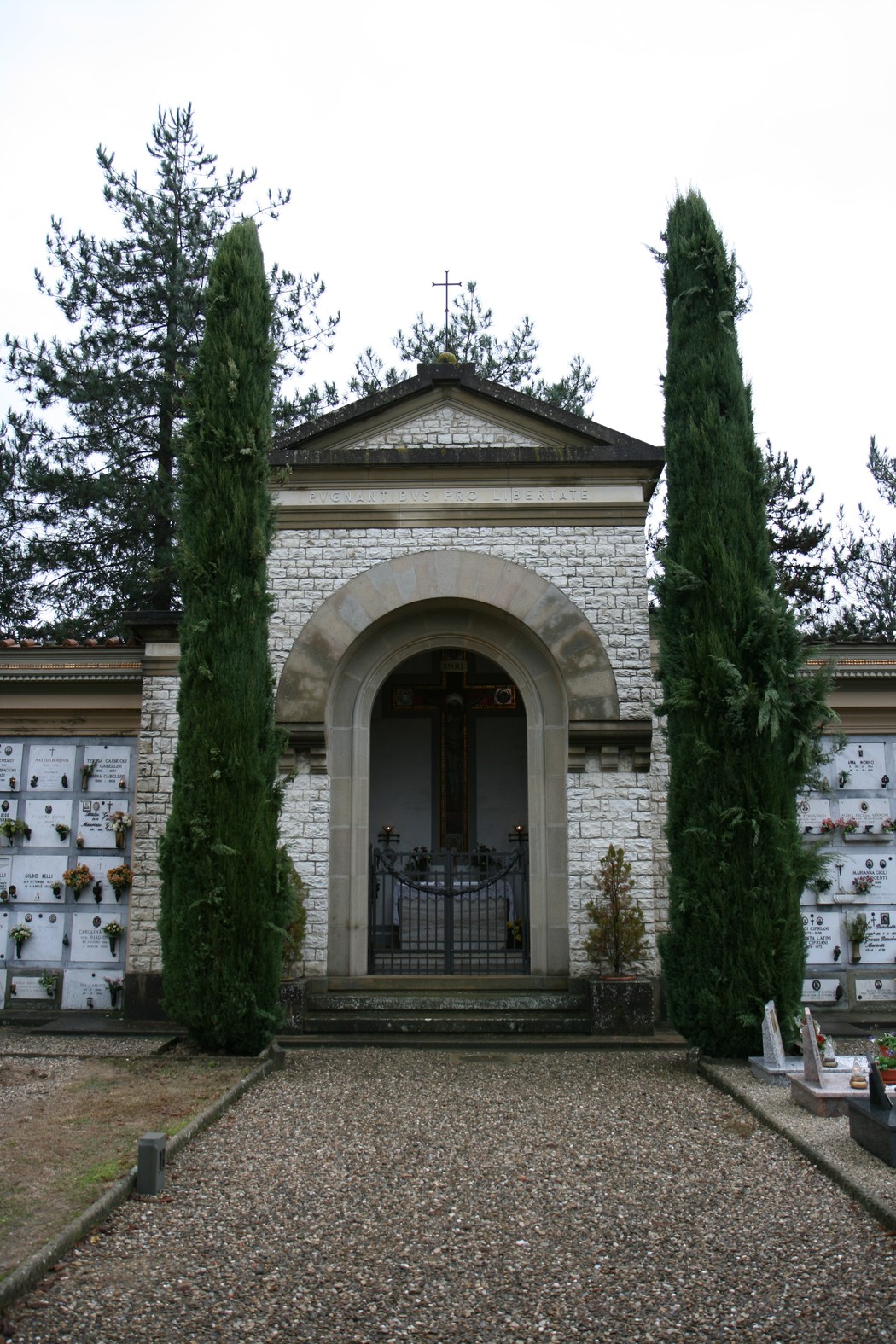 Sacrario dei partigiani: monumento commemorativo dedicato ai caduti della Resistenza, circondato da cipressi.