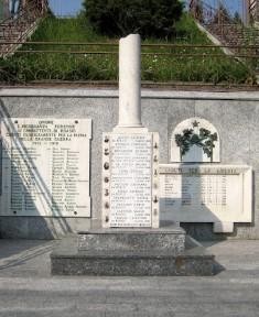 Monumento ai caduti di Roasio, con iscrizioni in memoria dei soldati e decorazioni commemorative.