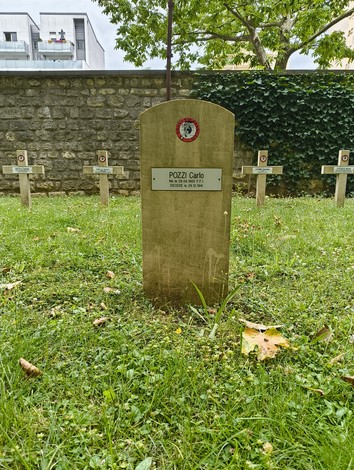 Memoriale "Campo dei Fucilati" con lapide dedicata a Carlo Pozzi e croci commemorative nel verde.