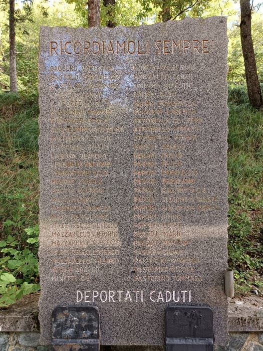 Memoriale dei caduti della Benedicta, monumento dedicato ai deportati, circondato da natura e alberi.
