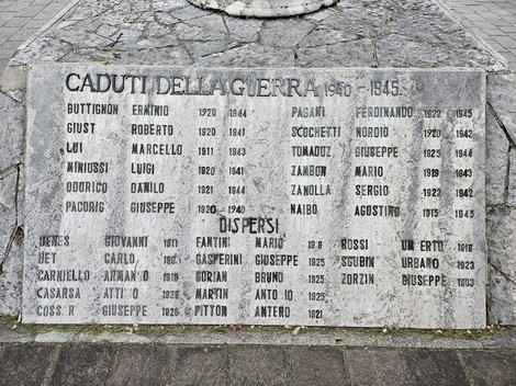 Monumento ai Caduti di Staranzano, commemorazione dei soldati con nomi e date incisi su una stele di pietra.