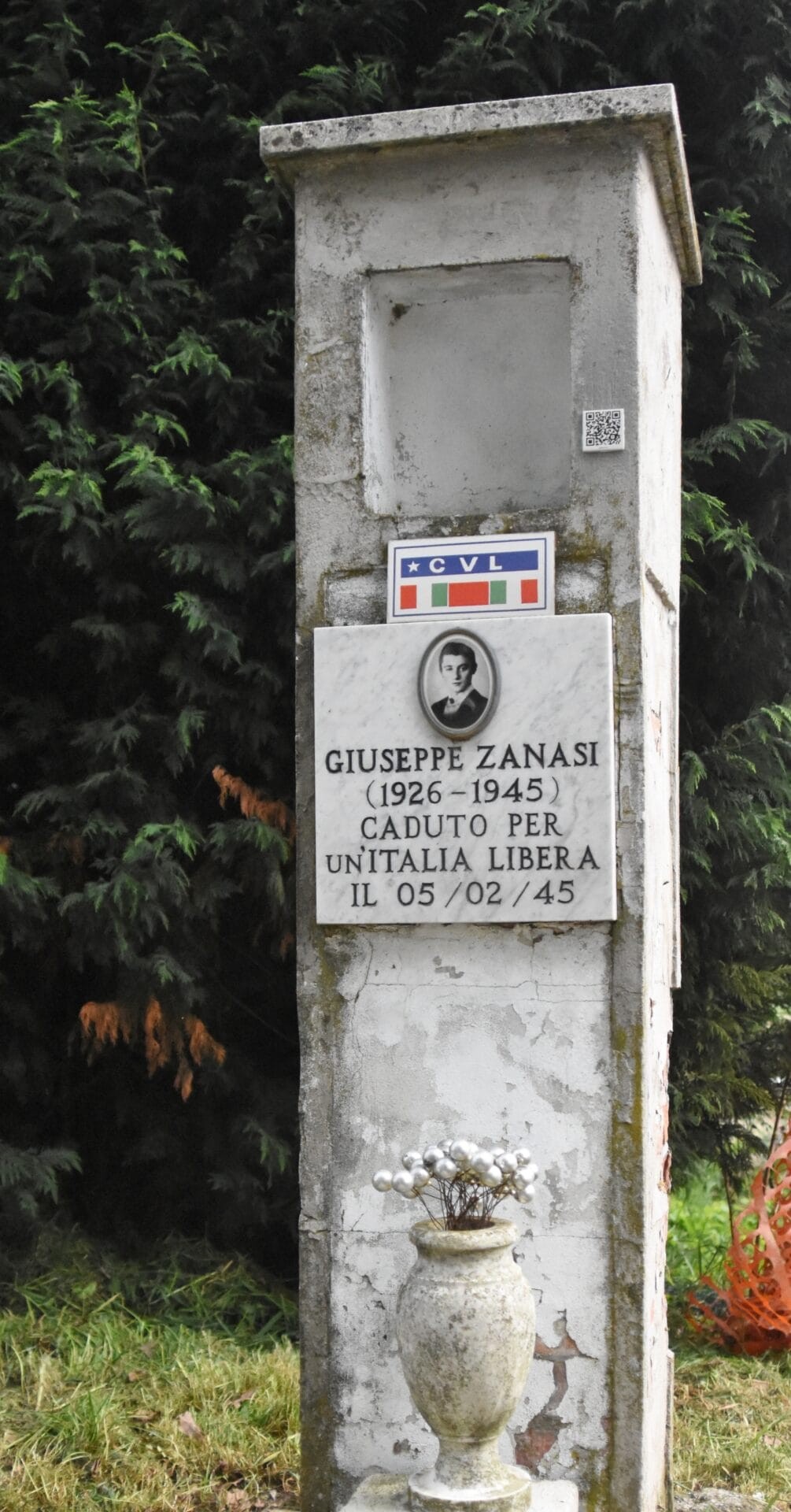 Cippo commemorativo di Giuseppe Zanasi, caduto per l'Italia libera il 5 febbraio 1945.