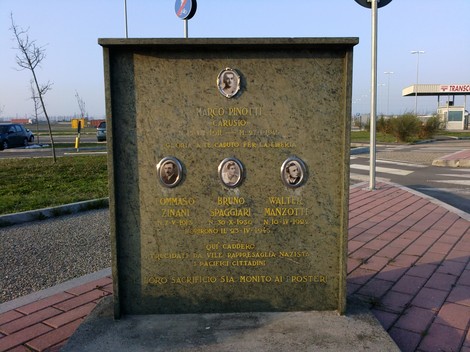 Monumento commemorativo a Pinotti, Zinani, Spaggiari e Manzotto, simbolo di resistenza e libertà.