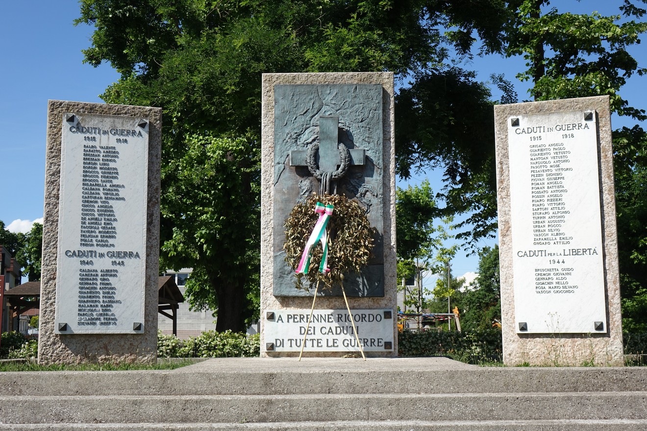Monumento ai caduti di Megliadino, dedicato alla memoria dei soldati delle guerre. Sormontato da una corona d'alloro.