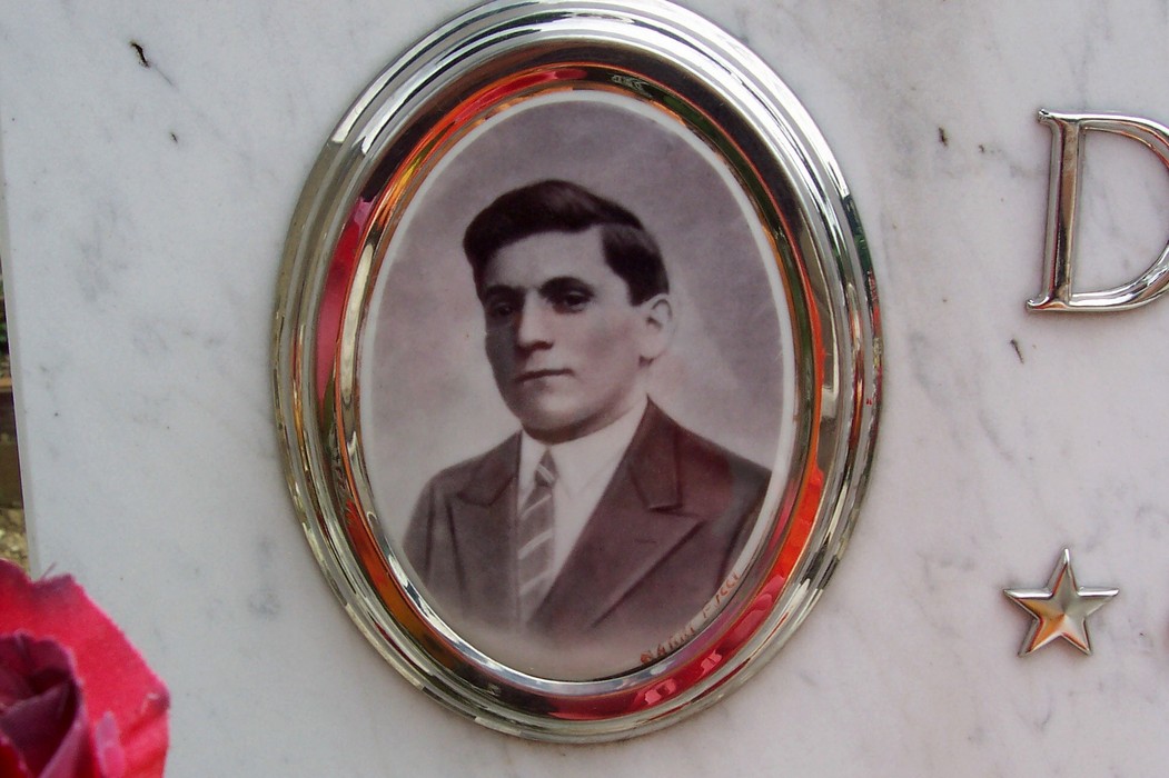 Dettaglio della tomba dei fratelli Vezzosi, con un ritratto in bianco e nero incastonato nel marmo.