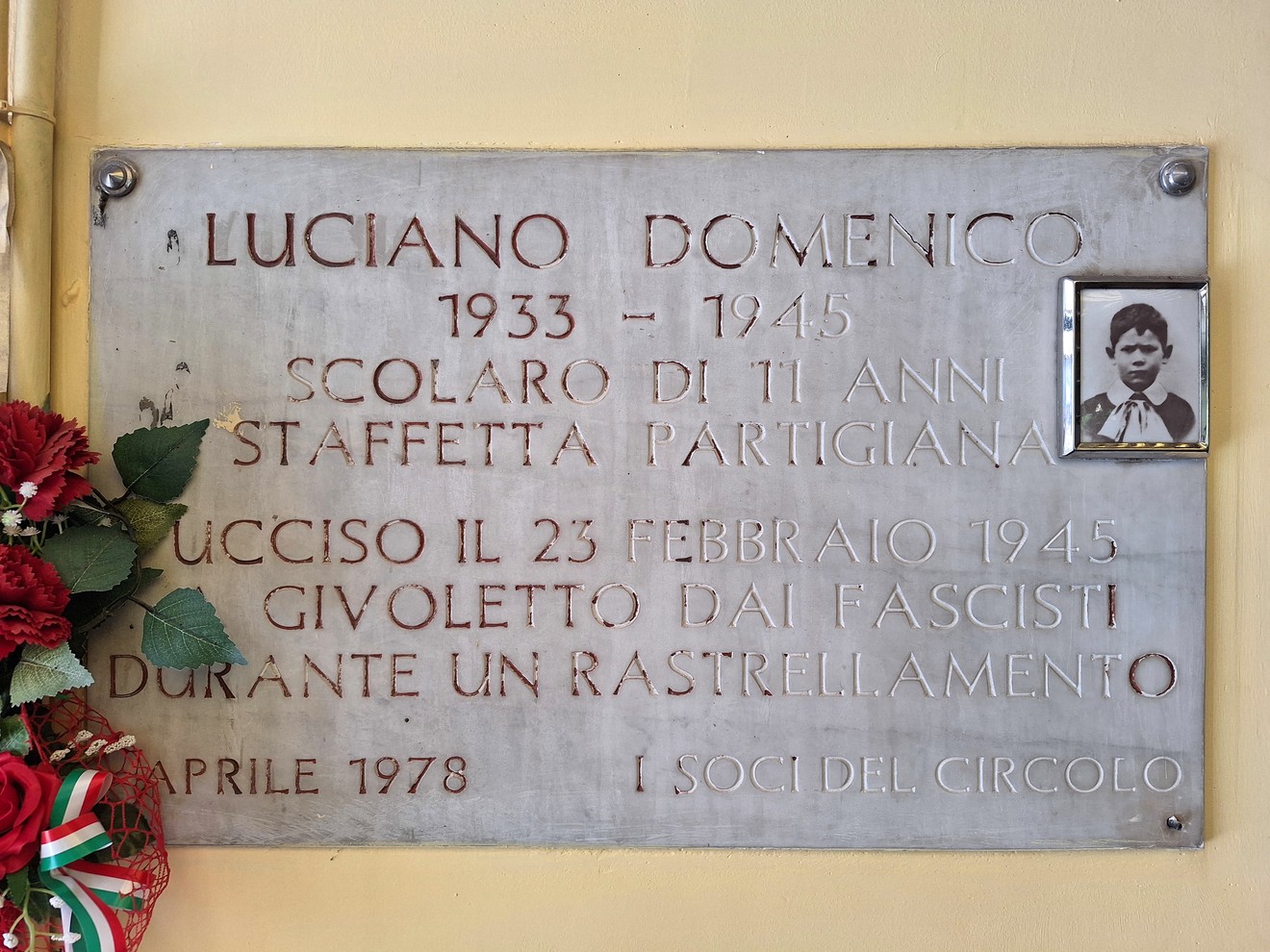 Lapide in memoria di Luciano Domenico, studente e partigiano, ucciso nel 1945 durante un rastrellamento.
