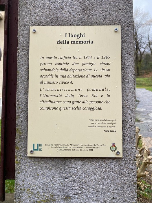 Targa commemorativa per il rifugio di una famiglia ebrea a Villa San Carlo, simbolo di memoria storica.