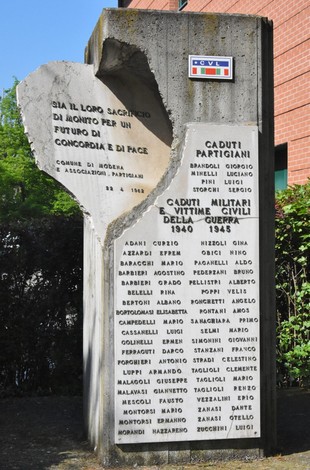 Monumento ai caduti di Saliceto Panaro, onora i sacrifici dei soldati e dei partigiani durante le guerre.