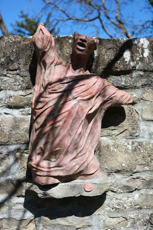 Monumento dedicato alla battaglia di Ca' di Malanca con una scultura che rappresenta una figura stilizzata.