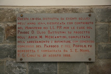 Lapide commemorativa per la ricostruzione della chiesa, avvenuta nel 1944.
