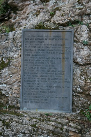 Placca commemorativa sulla Via Crucis di Sant'Anna di Stazzema, luogo di riflessione e memoria storica.