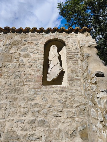 Rovine della chiesa di Casaglia con affresco su parete in pietra. Suggestivo esempio di architettura storica.