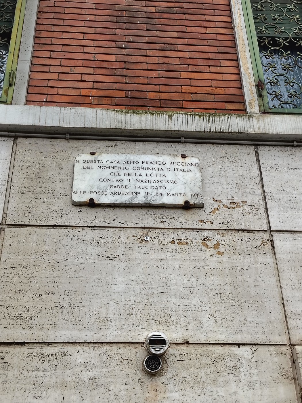 Lapide commemorativa a Bucciano dedicata alla resistenza contro il nazifascismo.