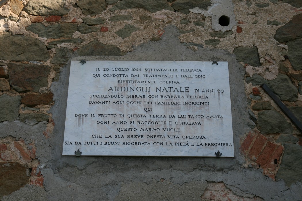 Lapide commemorativa ad Ardinghi in memoria di Natale di anni 20, vittima durante la Seconda Guerra Mondiale.