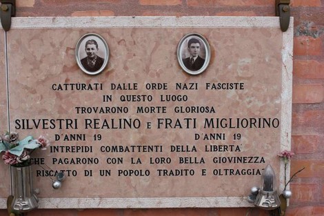 Lapidi commemorative di Silvestri Reanlino e Frati Migliorino, testimonianza di una storia di resistenza e libertà.