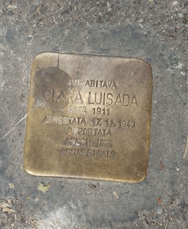 Pietra d'inciampo in memoria della famiglia Morais-Luisada, commemorando la deportazione e la persecuzione.