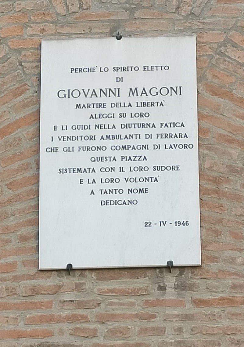 Lapide commemorativa di Giovanni Magoni, martire della libertà, situata in una piazza. Dedicata nel 1946.