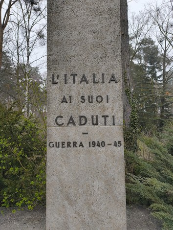 Cimitero militare italiano di Zehlendorf, monumento dedicato ai caduti della guerra 1940-45.