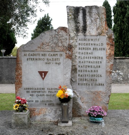 Monumento commemorativo dedicato ai caduti nei campi di sterminio nazisti, con i nomi di alcuni dei principali lager.