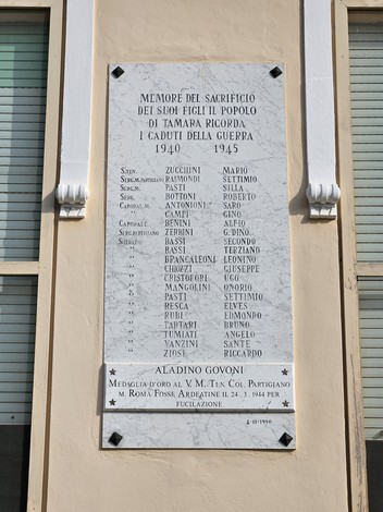 Lapidi commemorative che onorano i caduti di Tamara durante la Seconda Guerra Mondiale.