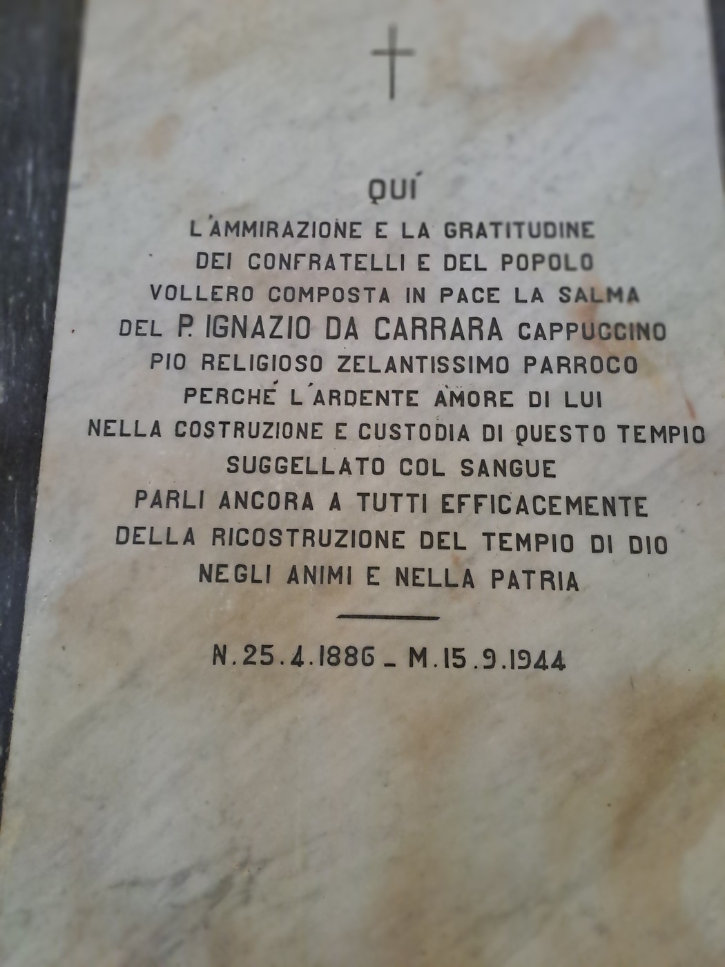 Lapide marmorea con croce incisa e iscrizione dedicatoria a padre Ignazio da Carrara.