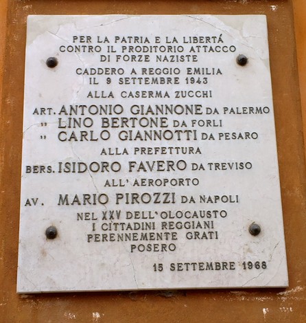 Lapide commemorativa ai militari caduti il 9 settembre 1943 a Reggio Emilia, in memoria del loro sacrificio.
