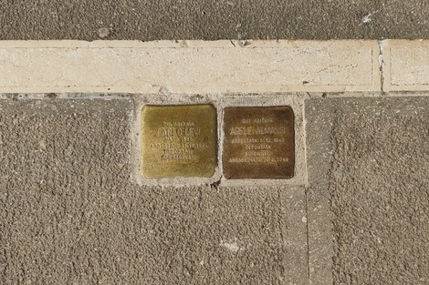Pietre d'inciampo dedicate a Carlo Levi e Adele Almansi, commemorando le vittime del nazismo.