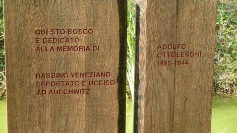 Stele commemorativa dedicata alla memoria di Adolfo Ottolenghi, rabbino deportato ad Auschwitz.