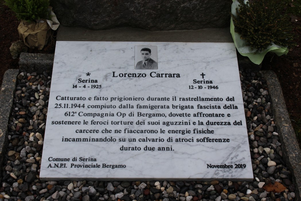 Cippo commemorativo a Carrara dedicato a Lorenzo Carrara, vittima del rastrellamento del 1944.