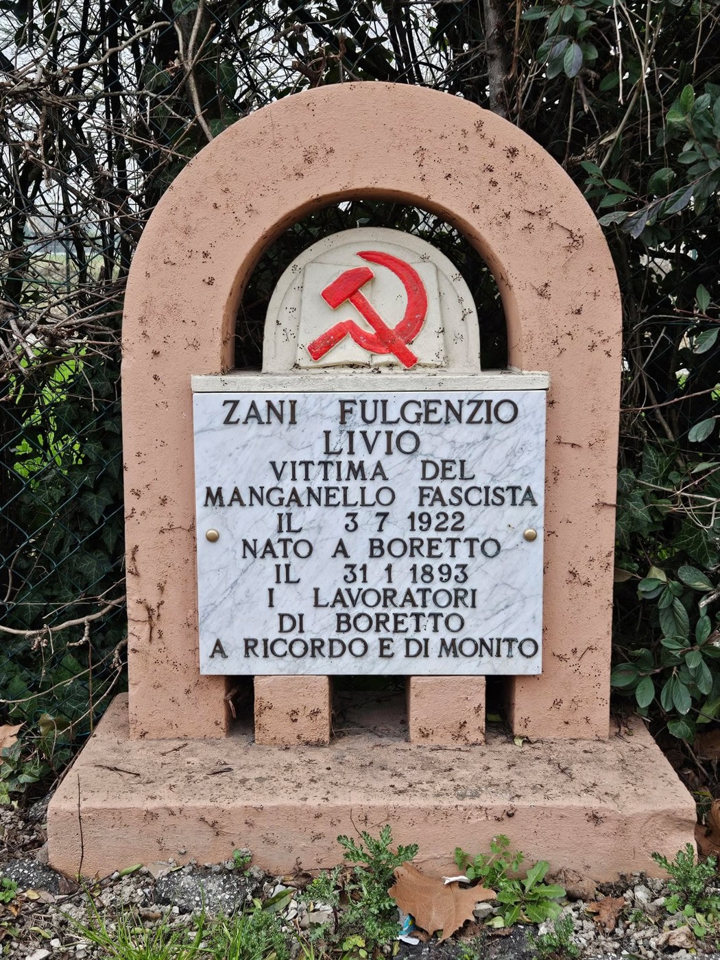 Cippo commemorativo dedicato a Livio Zani, vittima del manganello fascista, situato a Boretti.